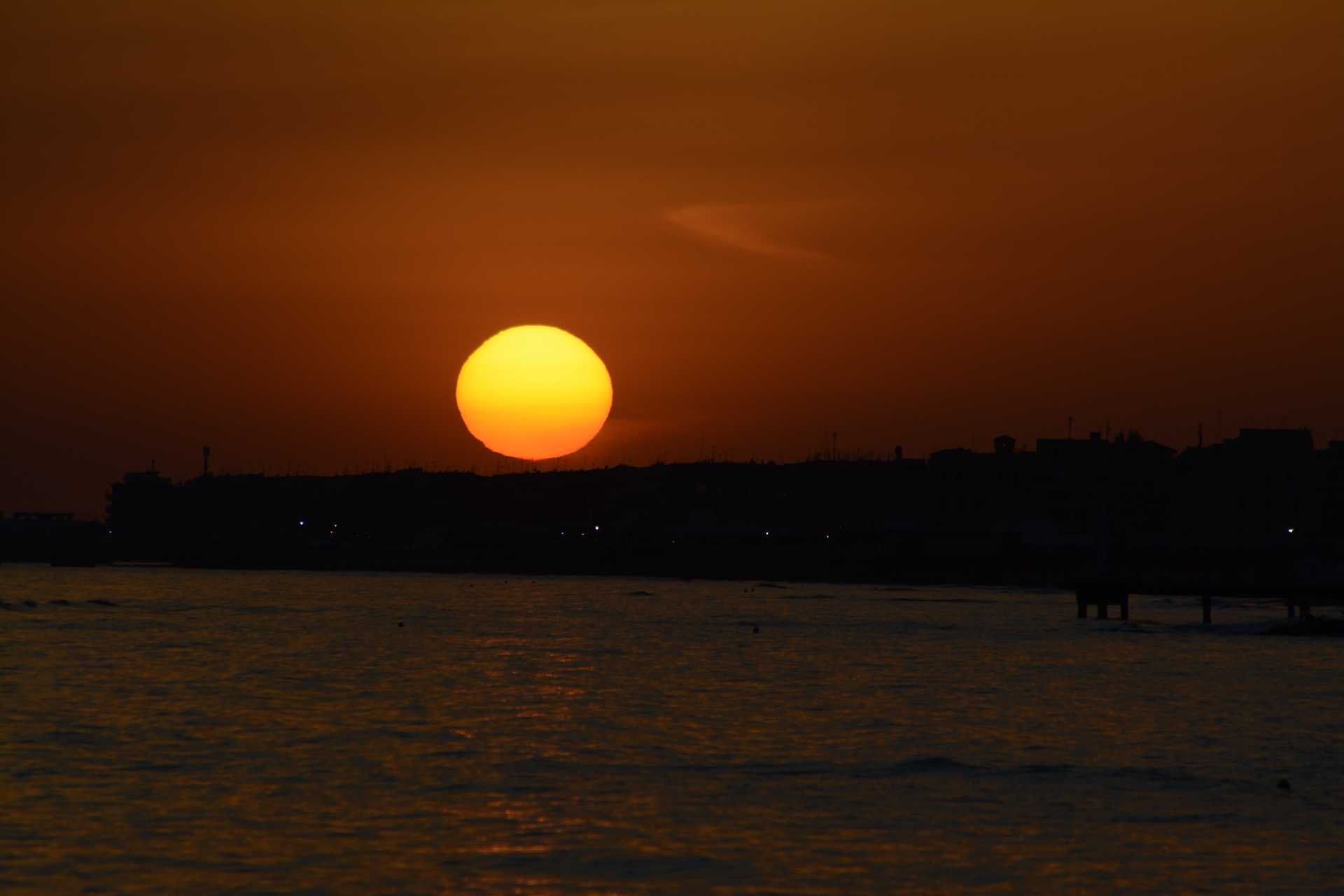 Perch ad Ostia si vede l''alba sul mare?